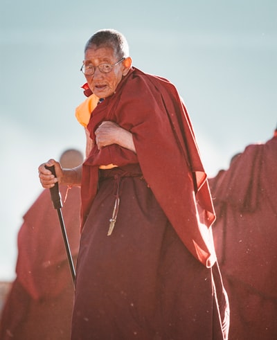 男人站在拿着警棍
